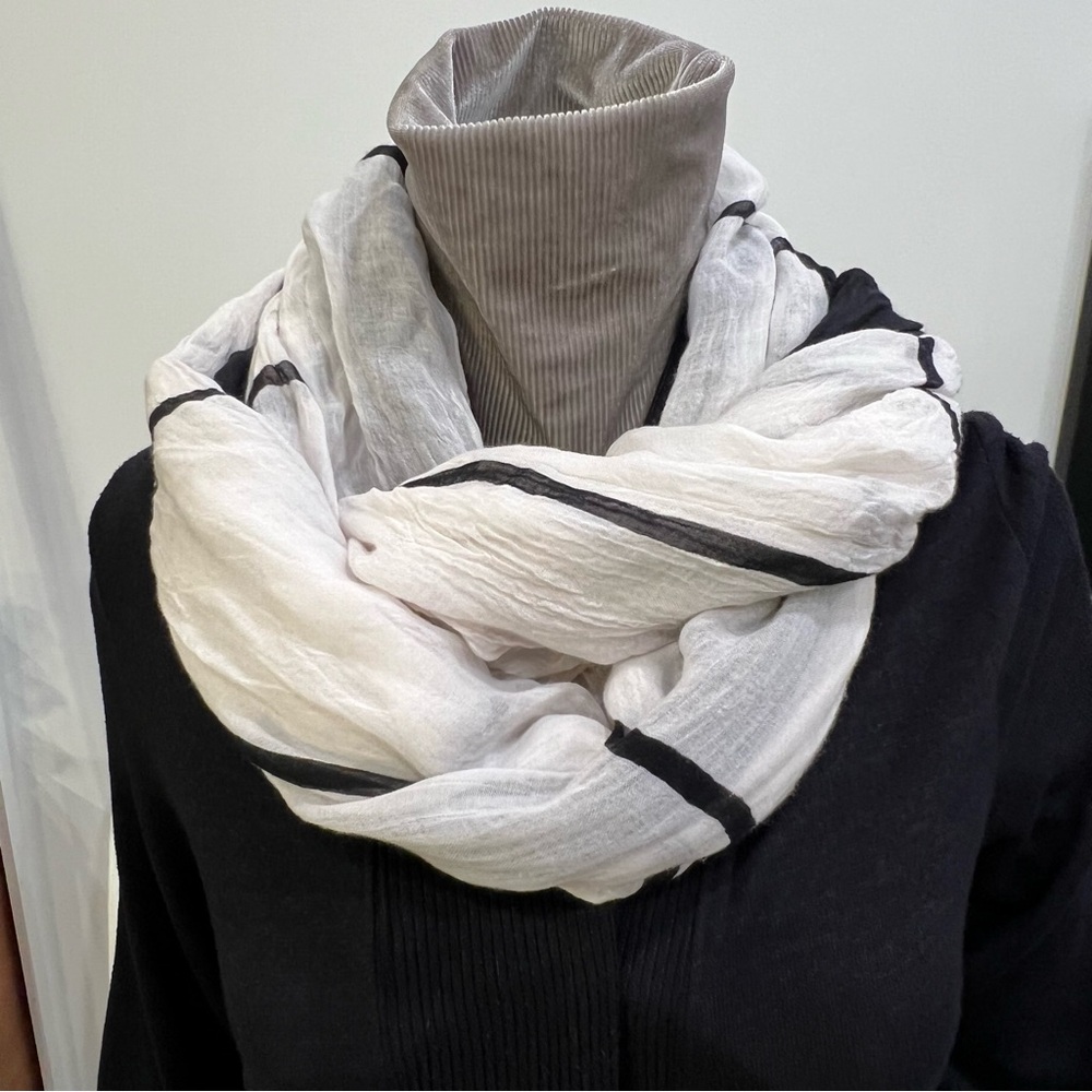 Ann Taylor Black and White Obling Scarf